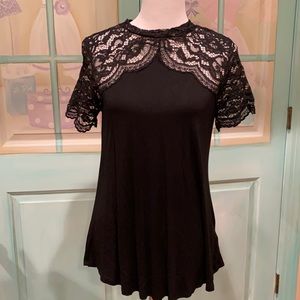 Jodifl top with back button closure black. S